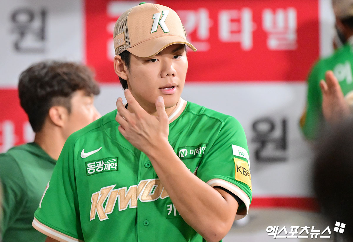 키움 히어로즈 우완 김윤하가 2일 서울 고척스카이돔에서 열린 2025 신한 SOL Bank KBO리그 롯데 자이언츠와의 팀 간 14차전에 선발등판, 5이닝 1실점으로 호투했다. 사진 김한준 기자