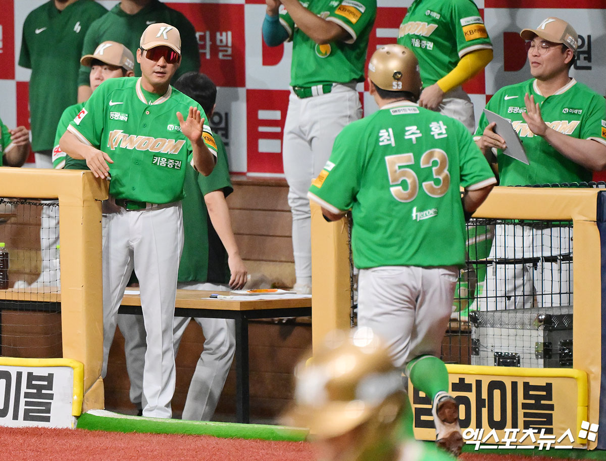 설종진(왼쪽) 키움 히어로즈 감독 대행이 2일 서울 고척스카이돔에서 열린 롯데 자이언츠와의 경기에서 1회말 득점 후 더그아웃으로 복귀하는 최주환을 격려하고 있다. 사진 김한준 기자