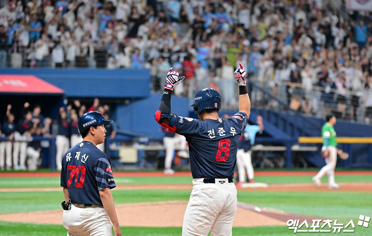 롯데 자이언츠 캡틴 전준우(오른쪽)가 2일 서울 고척스카이돔에서 열린 2025 신한 SOL Bank KBO리그 키움 히어로즈와의 팀 간 14차전에서 9회초 2사 후 대타로 나와 동점 1타점 적시타를 기록한 뒤 환호하고 있다. 사진 김한준 기자