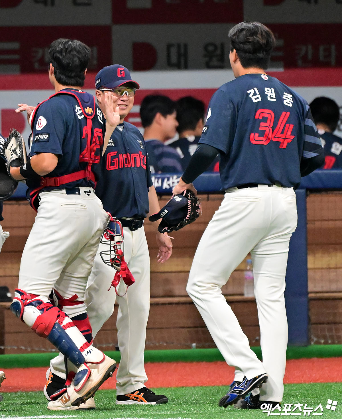김태형 감독이 이끄는 롯데 자이언츠가 2일 서울 고척스카이돔에서 열린 2025 신한 SOL Bank KBO리그 키움 히어로즈와의 팀 간 14차전에서 3-2 역전승을 거뒀다. 사진 김한준 기자