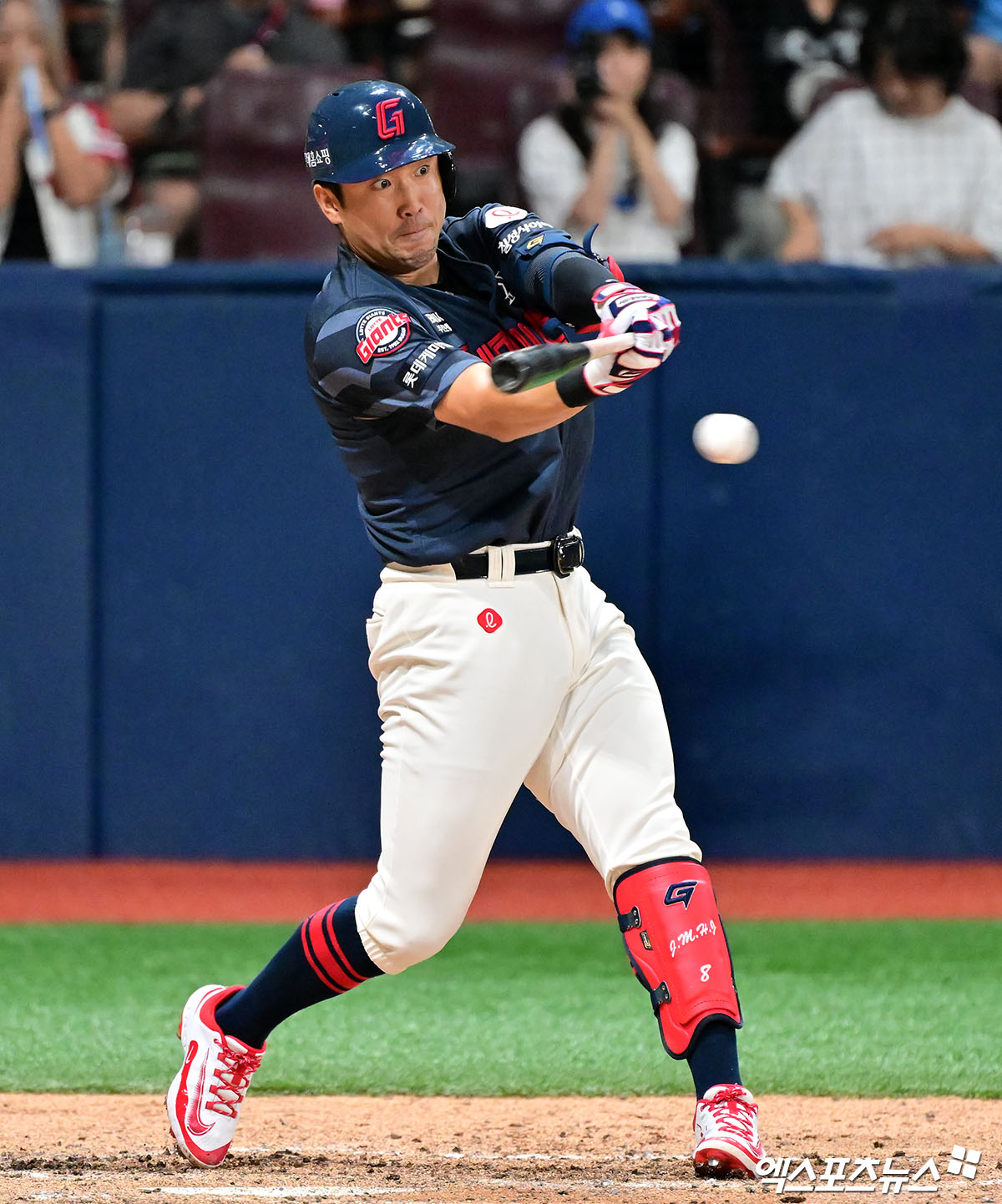 롯데 자이언츠 캡틴 전준우가 2일 서울 고척스카이돔에서 열린 2025 신한 SOL Bank KBO리그 키움 히어로즈와의 팀 간 14차전에 9회초 대타로 출전, 동점 1타점 적시타를 기록했다. 사진 김한준 기자