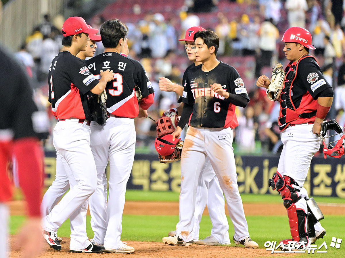 29일 오후 서울 송파구 잠실야구장에서 열린 '2025 신한 SOL Bank KBO리그' KIA 타이거즈와 LG 트윈스의 경기, KIA가 6회 6점을 뽑아내는 빅이닝을 기록하며 LG에 12:2 대승을 거뒀다, 이날 경기에서 승리한 KIA 선수들이 기뻐하고 있다. 엑스포츠뉴스 DB