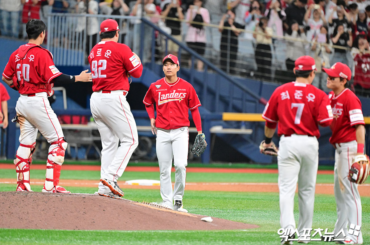 19일 오후 서울 구로구 고척스카이돔에서 열린 '2025 신한 SOL Bank KBO리그' SSG 랜더스와 키움 히어로즈의 경기, SSG가 한유섬 최지훈의 솔로 홈런과 석정우의 역전 투런 홈런에 힘입어 키움에 4:2 역전승을 거뒀다. 이날 경기에서 승리한 SSG 선수들이 기뻐하고 있다. 엑스포츠뉴스 DB