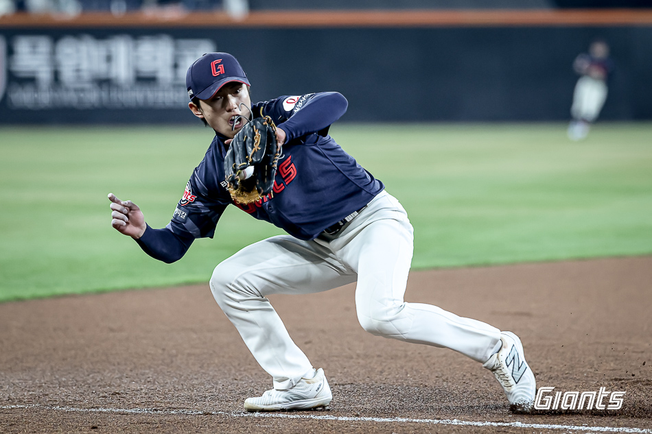 롯데 자이언츠 내야수 전민재가 2일 KT 위즈 2군과의 퓨처스리그 경기에서 4타수 2안타 1타점으로 활약했다. 사진 롯데 자이언츠