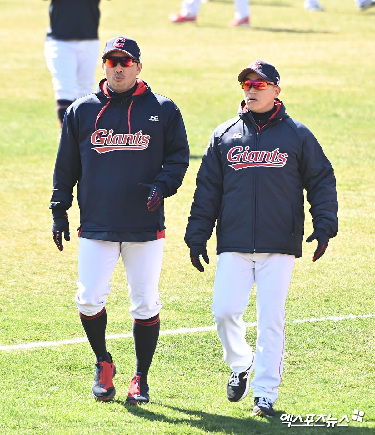 2021시즌까지 롯데 자이언츠에서 함께 뛰었던 전준우(왼쪽)와 손아섭. 사진 엑스포츠뉴스 DB