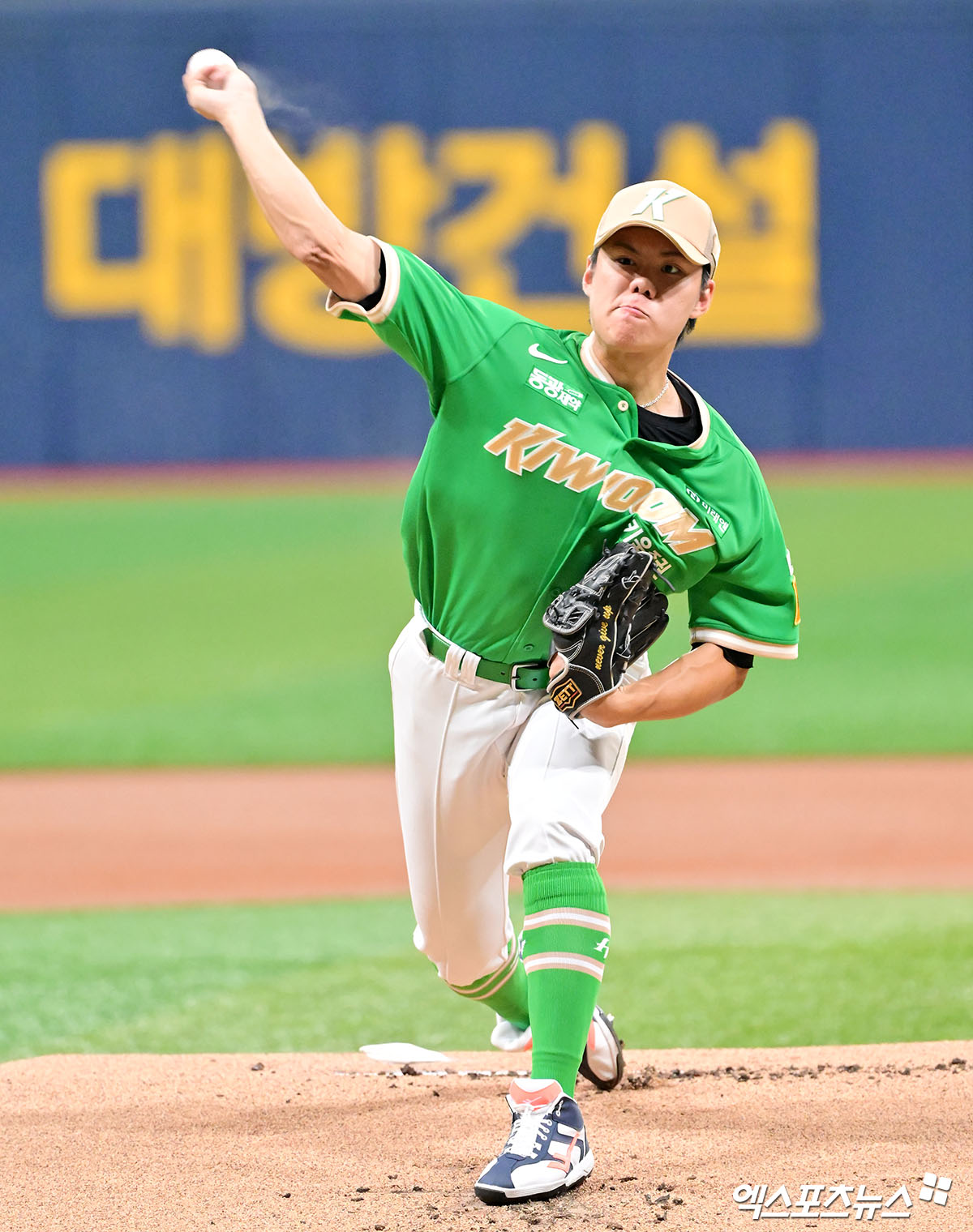 키움 히어로즈 우완 영건 김윤하가 2일 서울 고척스카이돔에서 열린 2025 신한 SOL Bank KBO리그 롯데 자이언츠와의 팀 간 14차전에 선발등판, 5이닝 2피안타 4탈삼진 1실점 호투에도 승리투수가 되지 못했다. 사진 김한준 기자