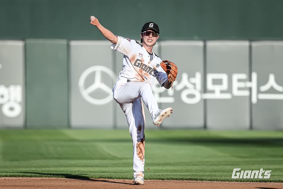 롯데 자이언츠 내야수 전민재가 지난 2일 KT 위즈 2군과의 퓨처스리그 경기에서 4타수 2안타 1타점을 기록했다. 사진 롯데 자이언츠