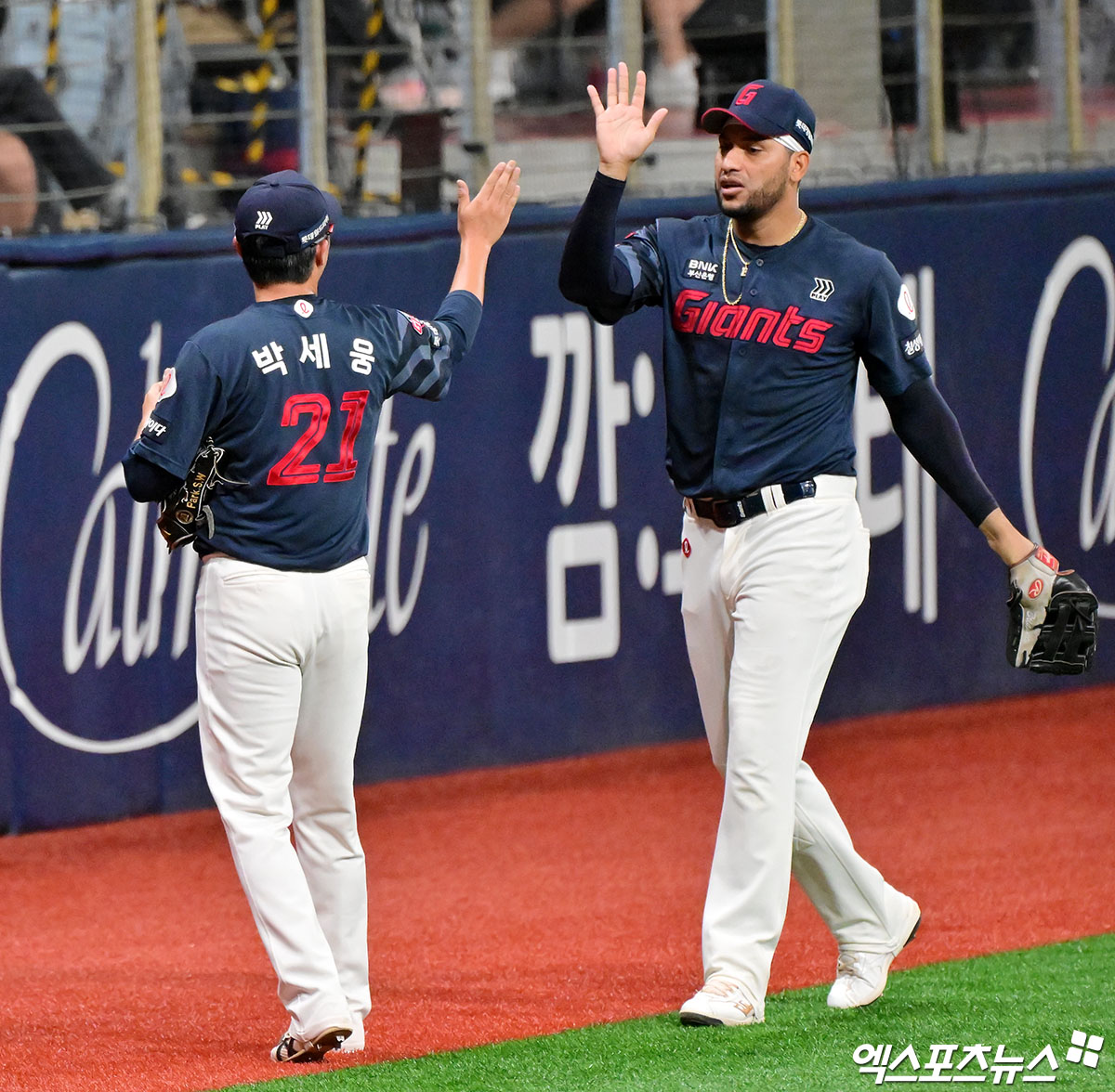 롯데 자이언츠가 3일 서울 고척스카이돔에서 열린 2025 신한 SOL Bank KBO리그 키움 히어로즈와의 팀 간 15차전에서 선발투수 박세웅(왼쪽)과 외국인 타자 빅터 레이예스의 활약을 앞세워 승리를 거뒀다. 사진 김한준 기자