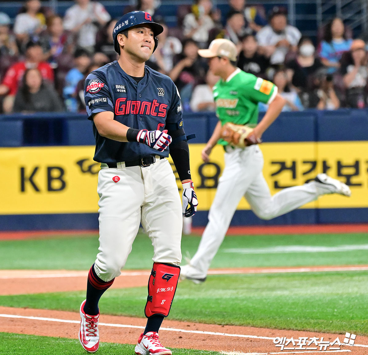 롯데 자이언츠 캡틴 전준우가 3일 서울 고척스카이돔에서 열린 2025 신한 SOL Bank KBO리그 키움 히어로즈와의 팀 간 15차전에서 2회초 희생 플라이로 타점을 기록했다. 사진 김한준 기자