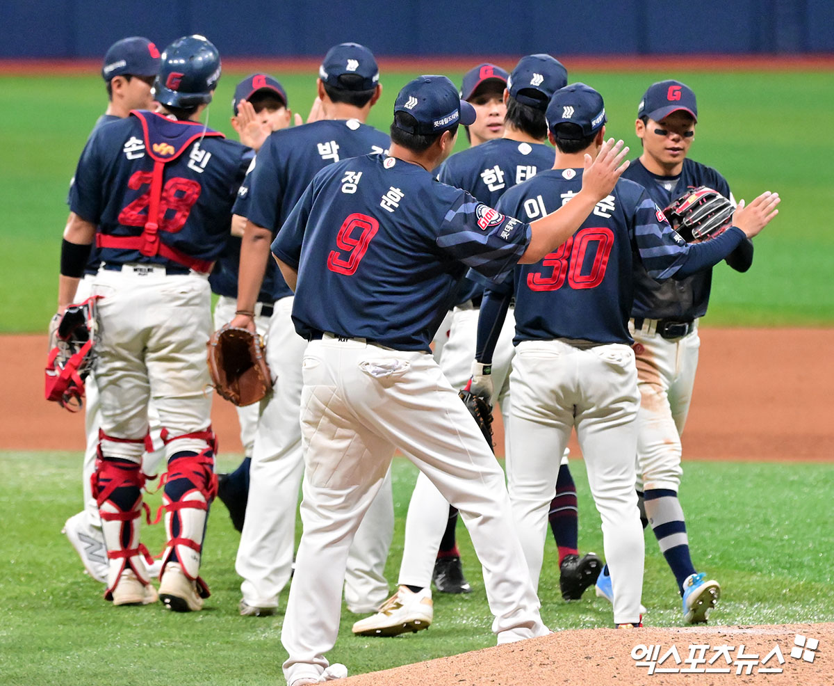 김태형 감독이 이끄는 롯데 자이언츠가 3일 서울 고척스카이돔에서 열린 2025 신한 SOL Bank KBO리그 키움 히어로즈와의 팀 간 15차전에서 9-3으로 승리, 4연속 위닝 시리즈를 챙겼다. 사진 김한준 기자