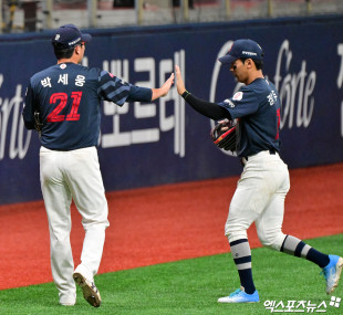 박세웅 ‘장두성과 하이파이브’[포토]