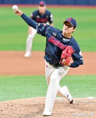 김강현 ‘8회말 등판’[포토]