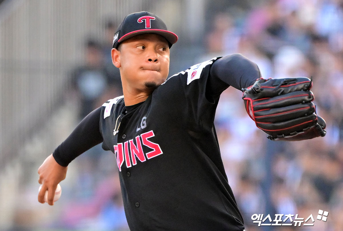 25일 오후 서울 송파구 잠실야구장에서 열린 '2025 신한 SOL Bank KBO리그' LG 트윈스와 두산 베어스의 경기, 1회말 LG 선발투수 에르난데스가 공을 힘차게 던지고 있다. 엑스포츠뉴스 DB