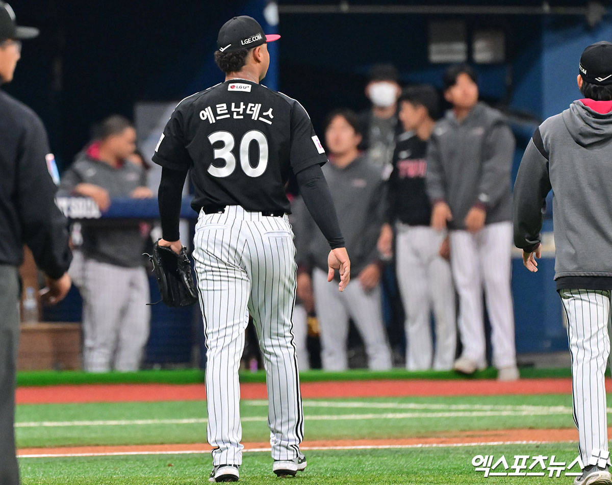 9일 오후 서울 구로구 고척스카이돔에서 열린 '2025 신한 SOL Bank KBO리그' LG 트윈스와 키움 히어로즈의 경기, 6회말 1사 2루 LG 에르난데스가 마운드를 내려가고 있다. 엑스포츠뉴스 DB
