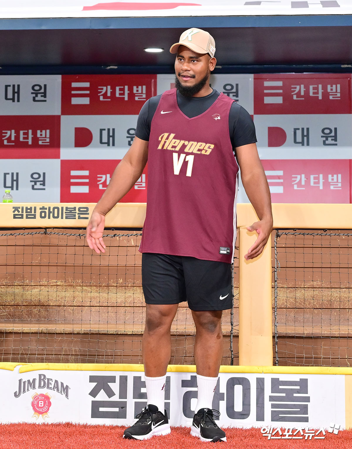 1일 오후 서울 구로구 고척스카이돔에서 열리는 '2025 신한 SOL Bank KBO리그' 롯데 자이언츠와 키움 히어로즈의 경기, 키움 새 외국인투수 메르세데스가 선수단과 상견례를 갖고 있다. 엑스포츠뉴스 DB