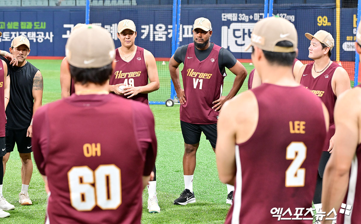 1일 오후 서울 구로구 고척스카이돔에서 열리는 '2025 신한 SOL Bank KBO리그' 롯데 자이언츠와 키움 히어로즈의 경기, 키움 새 외국인투수 메르세데스가 선수단과 미팅을 갖고 있다. 엑스포츠뉴스 DB