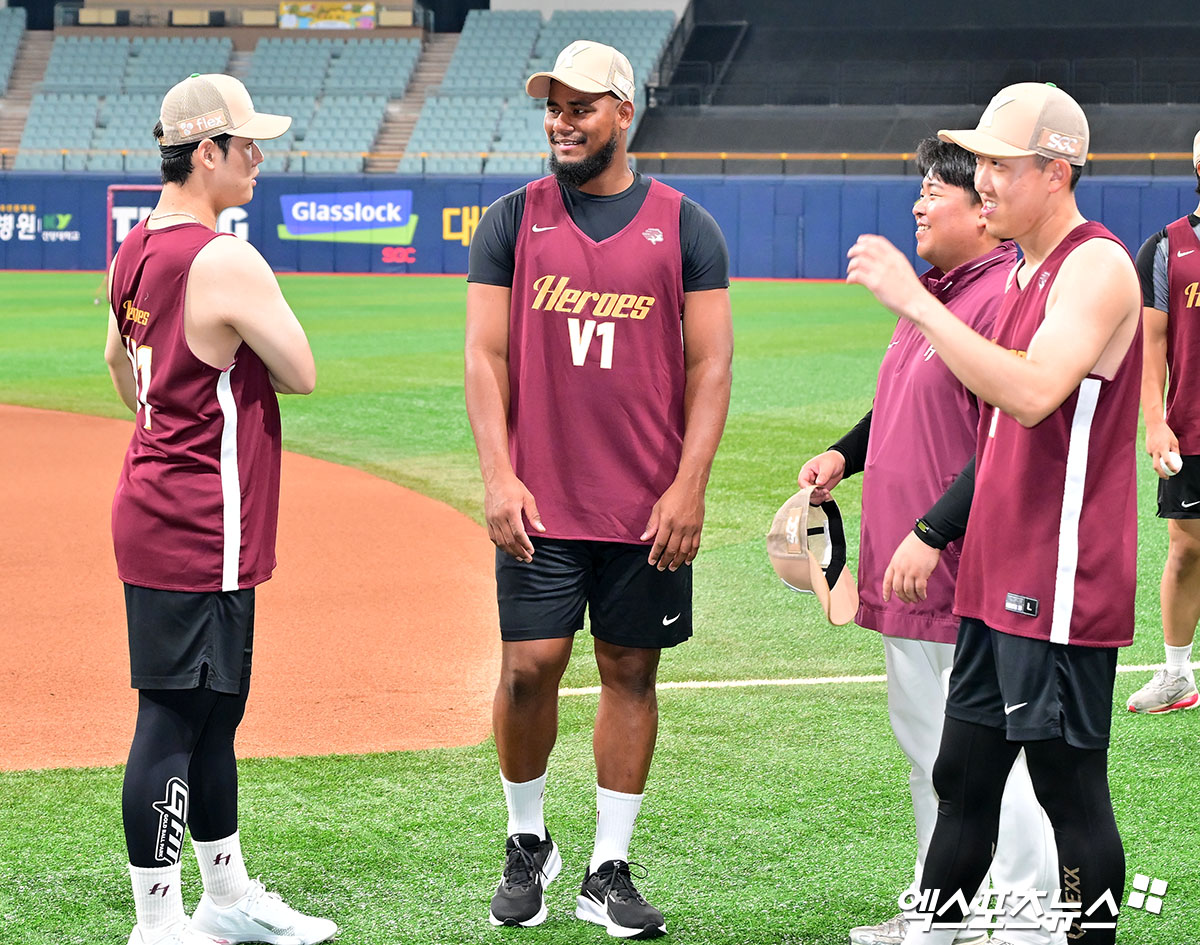 1일 오후 서울 구로구 고척스카이돔에서 열리는 '2025 신한 SOL Bank KBO리그' 롯데 자이언츠와 키움 히어로즈의 경기, 키움 새 외국인투수 메르세데스가 선수들과 대화를 나누고 있다. 엑스포츠뉴스 DB