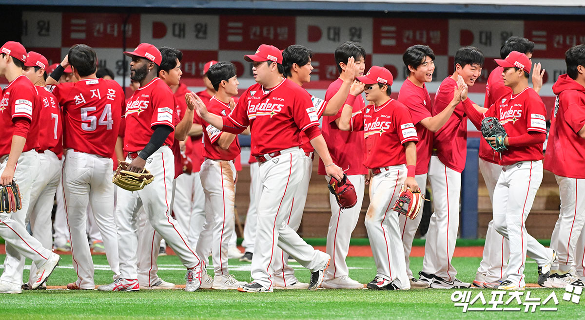 19일 오후 서울 구로구 고척스카이돔에서 열린 '2025 신한 SOL Bank KBO리그' SSG 랜더스와 키움 히어로즈의 경기, SSG가 한유섬 최지훈의 솔로 홈런과 석정우의 역전 투런 홈런에 힘입어 키움에 4:2 역전승을 거뒀다.  이날 경기에서 승리한 SSG 선수들이 기뻐하고 있다. 엑스포츠뉴스 DB