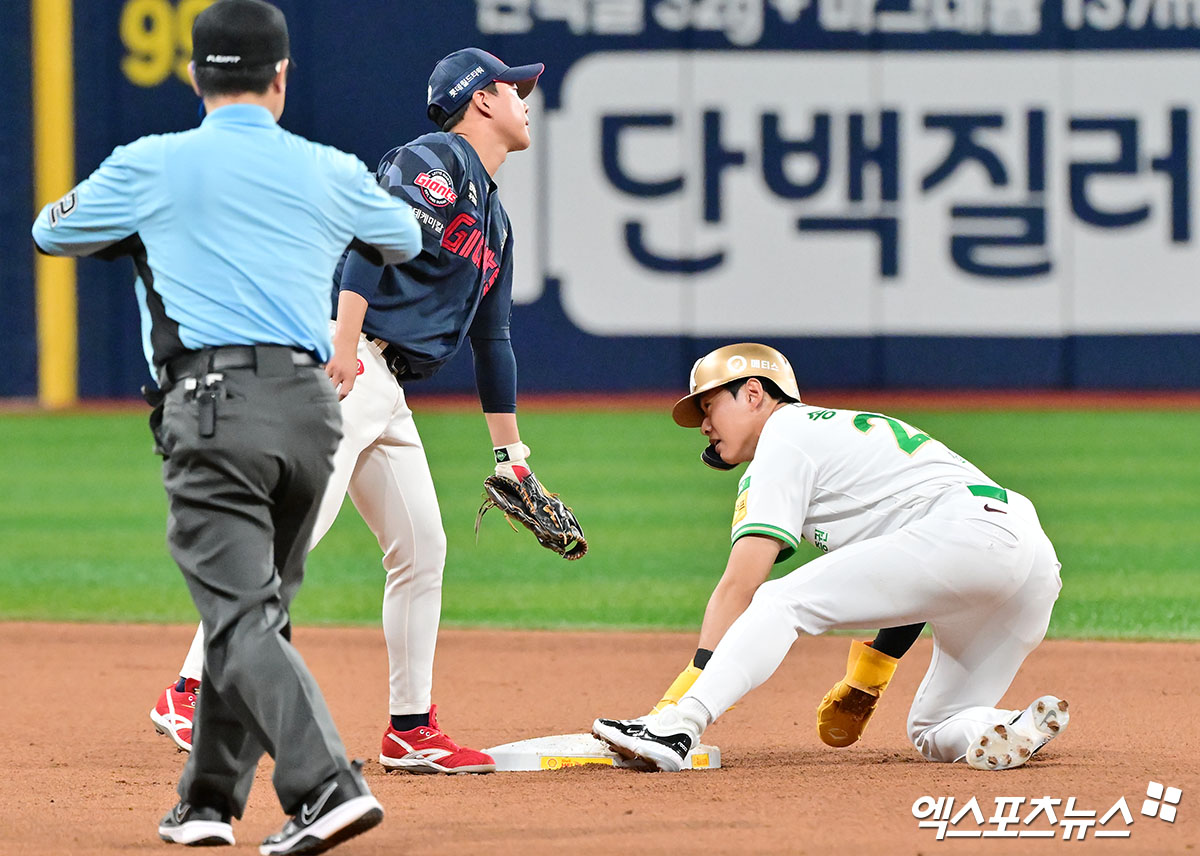 23일 오후 서울 구로구 고척스카이돔에서 열린 '2025 신한 SOL Bank KBO리그' 롯데 자이언츠와 키움 히어로즈의 경기, 8회말 1사 1루 키움 송성문이 2루 도루에 성공하고 있다. 엑스포츠뉴스 DB