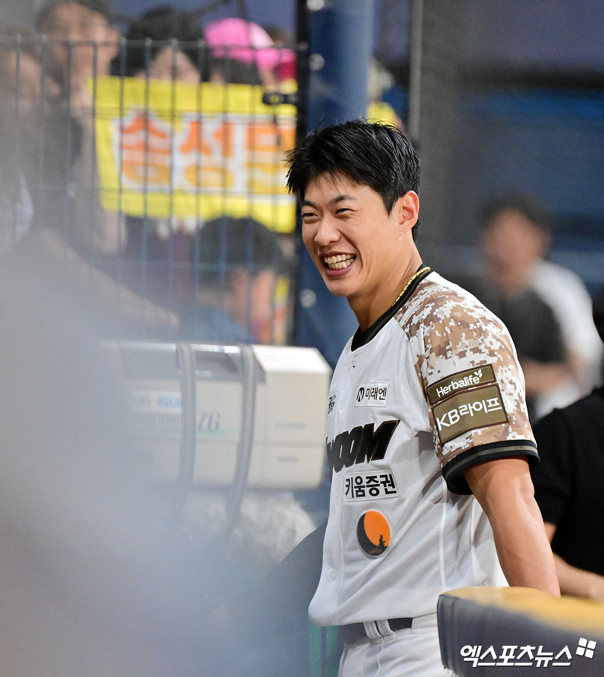 6일 오후 서울 구로구 고척스카이돔에서 열린 '2025 신한 SOL Bank KBO리그' LG 트윈스와 키움 히어로즈의 경기, 키움이 연장 10회말 송성문의 끝내기 홈런에 힘입어 LG에 2:1 승리를 거뒀다.  10회말 키움 송성문이 끝내기 홈런을 날린 후 기뻐하고 있다. 엑스포츠뉴스 DB