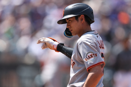 샌프란시스코 자이언츠 이정후가 4일(한국시간) 미국 뉴욕주 플러싱의 시티필드에서 열린 2025 미국 메이저리그(MLB) 뉴욕 메츠와의 원정경기에 7번타자 겸 중견수로 선발 출전해 4타수 4안타 1볼넷 2득점 1도루를 기록했다. 이날 빅리그 데뷔 후 첫 4안타 경기를 만들어낸 이정후의 시즌 타율은 0.251에서 0.258(398타수 102안타)로 상승했다. 연합뉴스