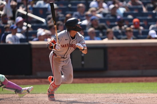 샌프란시스코 자이언츠 이정후가 4일(한국시간) 미국 뉴욕주 플러싱의 시티필드에서 열린 2025 미국 메이저리그(MLB) 뉴욕 메츠와의 원정경기에 7번타자 겸 중견수로 선발 출전해 4타수 4안타 1볼넷 2득점 1도루를 기록했다. 이날 빅리그 데뷔 후 첫 4안타 경기를 만들어낸 이정후의 시즌 타율은 0.251에서 0.258(398타수 102안타)로 상승했다. 연합뉴스