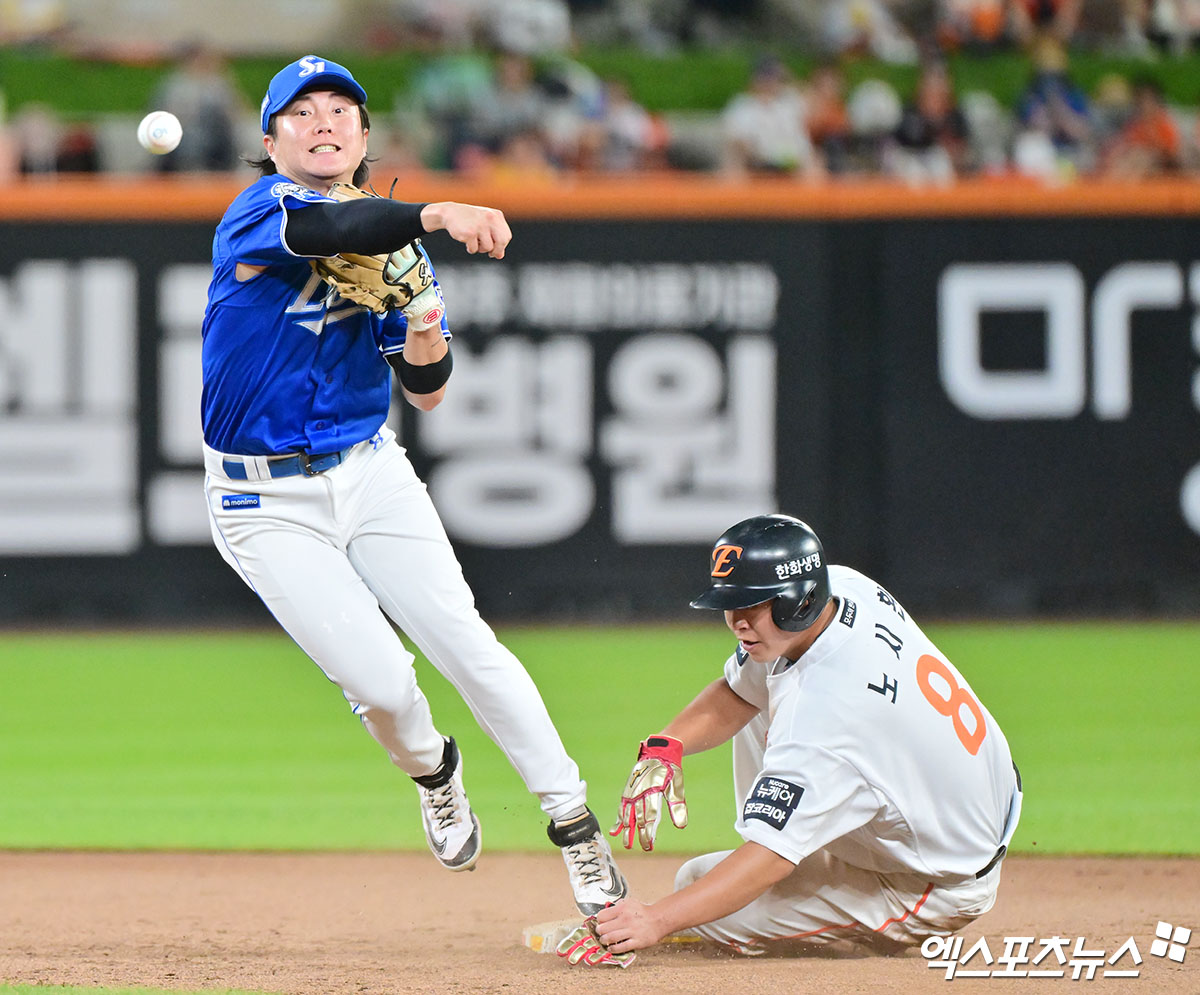 29일 오후 대전 한화생명 볼파크에서 열린 '2025 신한 SOL Bank KBO리그' 삼성 라이온즈와 한화 이글스의 경기, 5회말 무사 1루 삼성 류지혁이 한화 채은성의 내야땅볼때 노시환을 포스아웃 시킨 후 1루로 송구하고 있다. 엑스포츠뉴스 DB