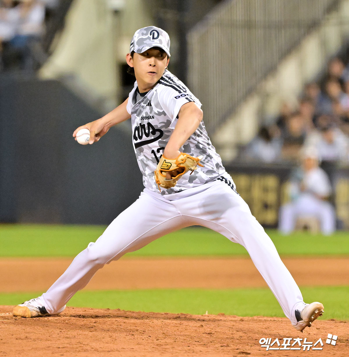 4일 오후 서울 송파구 잠실야구장에서 열린 '2025 신한 SOL Bank KBO리그' KIA 타이거즈와 두산 베어스의 경기, 7회초 두산 박정수가 공을 힘차게 던지고 있다. 엑스포츠뉴스 DB