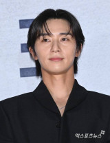 박서준, 손흥민 위해 축구화 벗었다…개념 시축에 '잔디 배려까지' [엑's 이슈] 