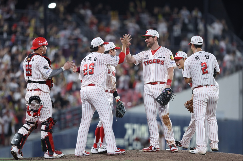 이범호 감독이 이끄는 KIA 타이거즈가 5일 부산 사직야구장에서 열리는 2025 신한 SOL Bank KBO리그 롯데 자이언츠와의 팀 간 13차전에서 3연승에 도전한다. 사진 KIA 타이거즈