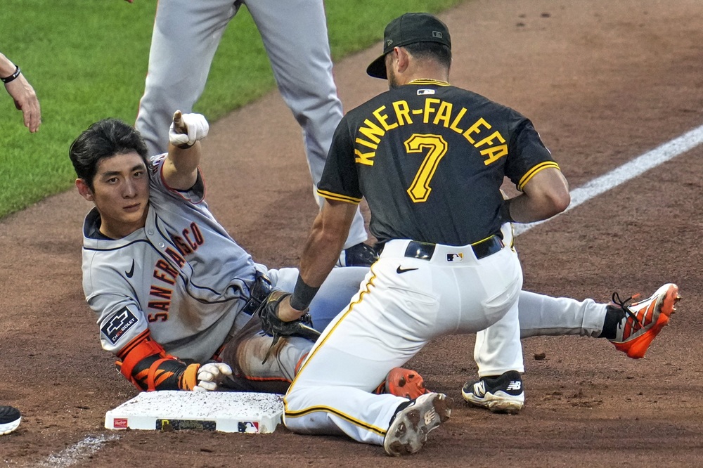 샌프란시스코 자이언츠 이정후가 5일 미국 메이저리그 피츠버그 파이리츠전에서 3루타를 친 뒤 세리머니하고 있다. AP 연합뉴스