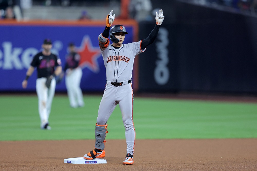 샌프란시스코 자이언츠 이정후가 올해 미국 메이저리그 경기에 출전해 세리머니하고 있다. REUTERS 연합뉴스