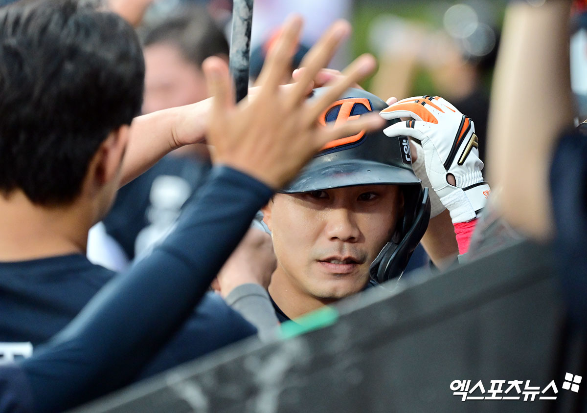 18일 오후 수원KT위즈파크에서 열린 '2025 신한 SOL Bank KBO리그' 한화 이글스와 KT 위즈의 경기, 2회초 1사 1,3루 한화 심우준이 스퀴즈 번트를 성공시킨 후 더그아웃에서 하이파이브를 하고 있다. 엑스포츠뉴스DB