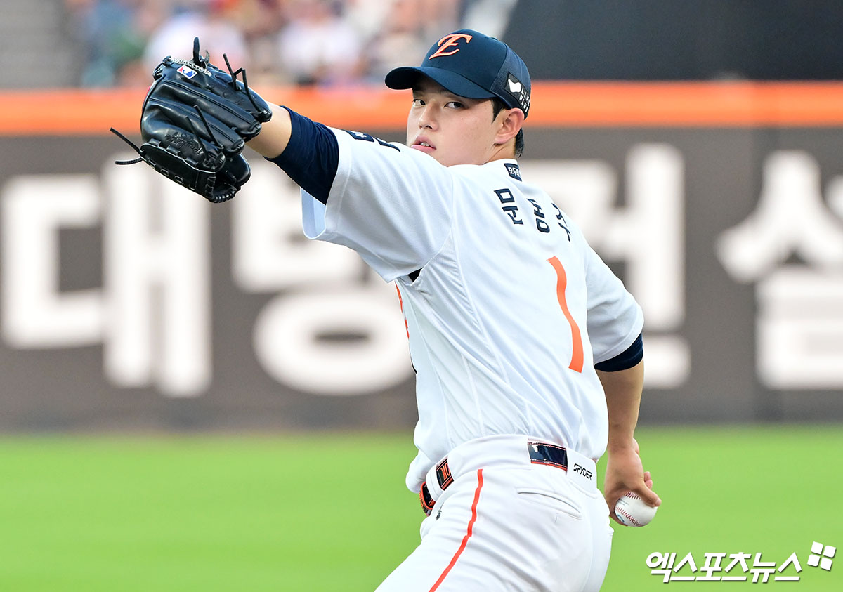 8일 오후 대전 한화생명 볼파크에서 열린 '2025 신한 SOL Bank KBO리그' KIA 타이거즈와 한화 이글스의 경기, 1회초 한화 선발투수 문동주가 공을 힘차게 던지고 있다. 엑스포츠뉴스DB