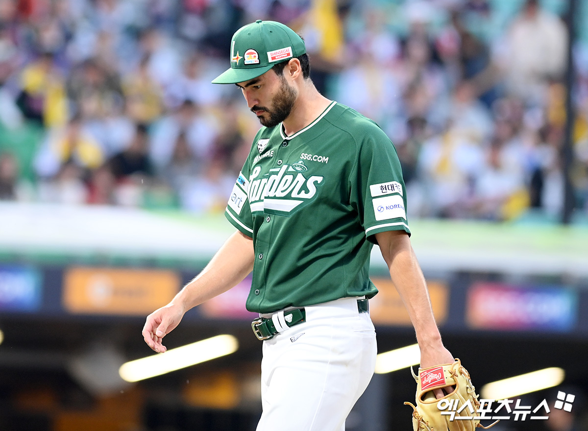 SSG 랜더스 선발투수 미치 화이트가 올해 정규시즌 경기에 등판해 이닝을 마친 뒤 더그아웃으로 들어오고 있다. 엑스포츠뉴스 DB