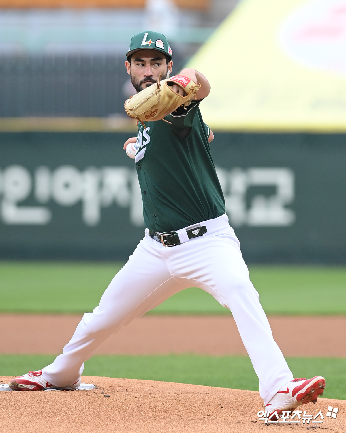 SSG 랜더스 선발투수 미치 화이트가 올해 정규시즌 경기에 등판해 투구하고 있다. 엑스포츠뉴스 DB