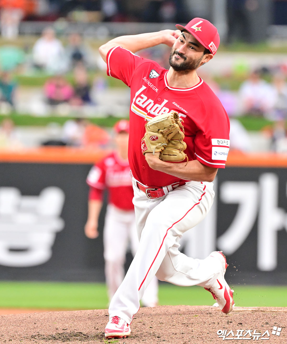 SSG 랜더스 선발투수 미치 화이트가 올해 정규시즌 경기에 등판해 투구하고 있다. 엑스포츠뉴스 DB