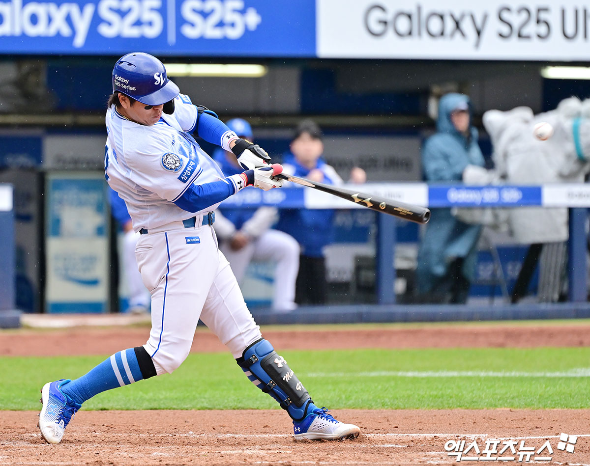 삼성 라이온즈 포수 강민호가 올해 정규시즌 경기에 출전해 타격하고 있다. 엑스포츠뉴스 DB