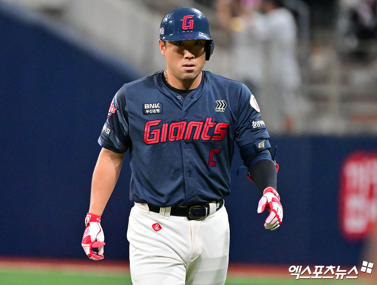 롯데 자이언츠 캡틴 전준우가 5일 부산 사직야구장에서 열린 2025 신한 SOL Bank KBO리그 KIA 타이거즈와의 팀 간 13차전에서 6번 지명타자로 선발출전, 1회말 첫 타석 직후 햄스트링 통증을 호소한 뒤 교체됐다. 사진 엑스포츠뉴스 DB