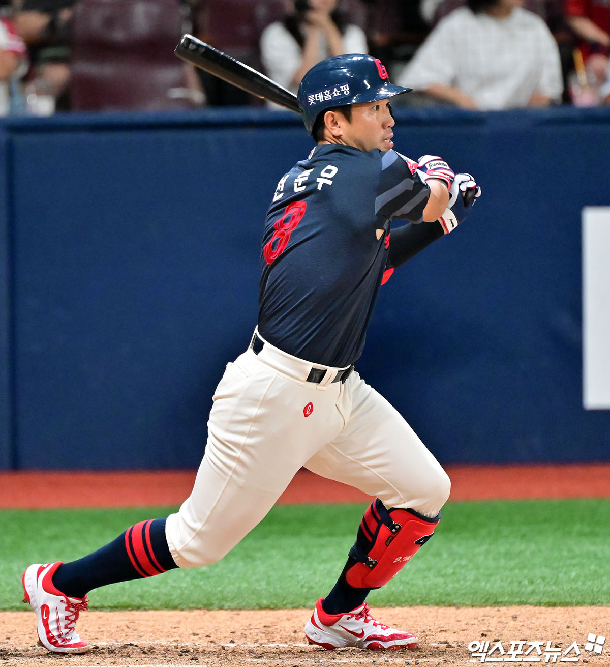 롯데 자이언츠 캡틴 전준우가 5일 부산 사직야구장에서 열린 2025 신한 SOL Bank KBO리그 KIA 타이거즈와의 팀 간 13차전에서 6번 지명타자로 선발출전, 1회말 첫 타석 직후 햄스트링 통증을 호소한 뒤 교체됐다. 사진 엑스포츠뉴스 DB