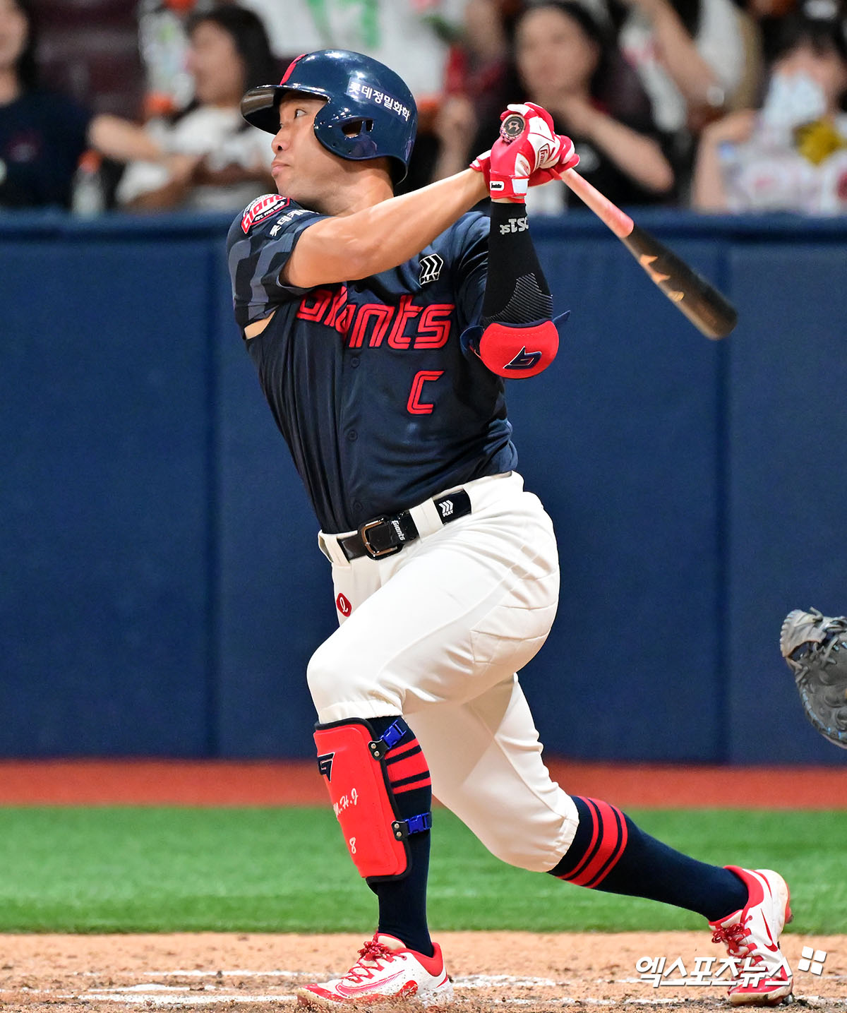 롯데 자이언츠 캡틴 전준우가 5일 부산 사직야구장에서 열린 2025 신한 SOL Bank KBO리그 KIA 타이거즈와의 팀 간 13차전에서 6번 지명타자로 선발출전, 1회말 첫 타석 직후 햄스트링 통증을 호소한 뒤 교체됐다. 사진 엑스포츠뉴스 DB