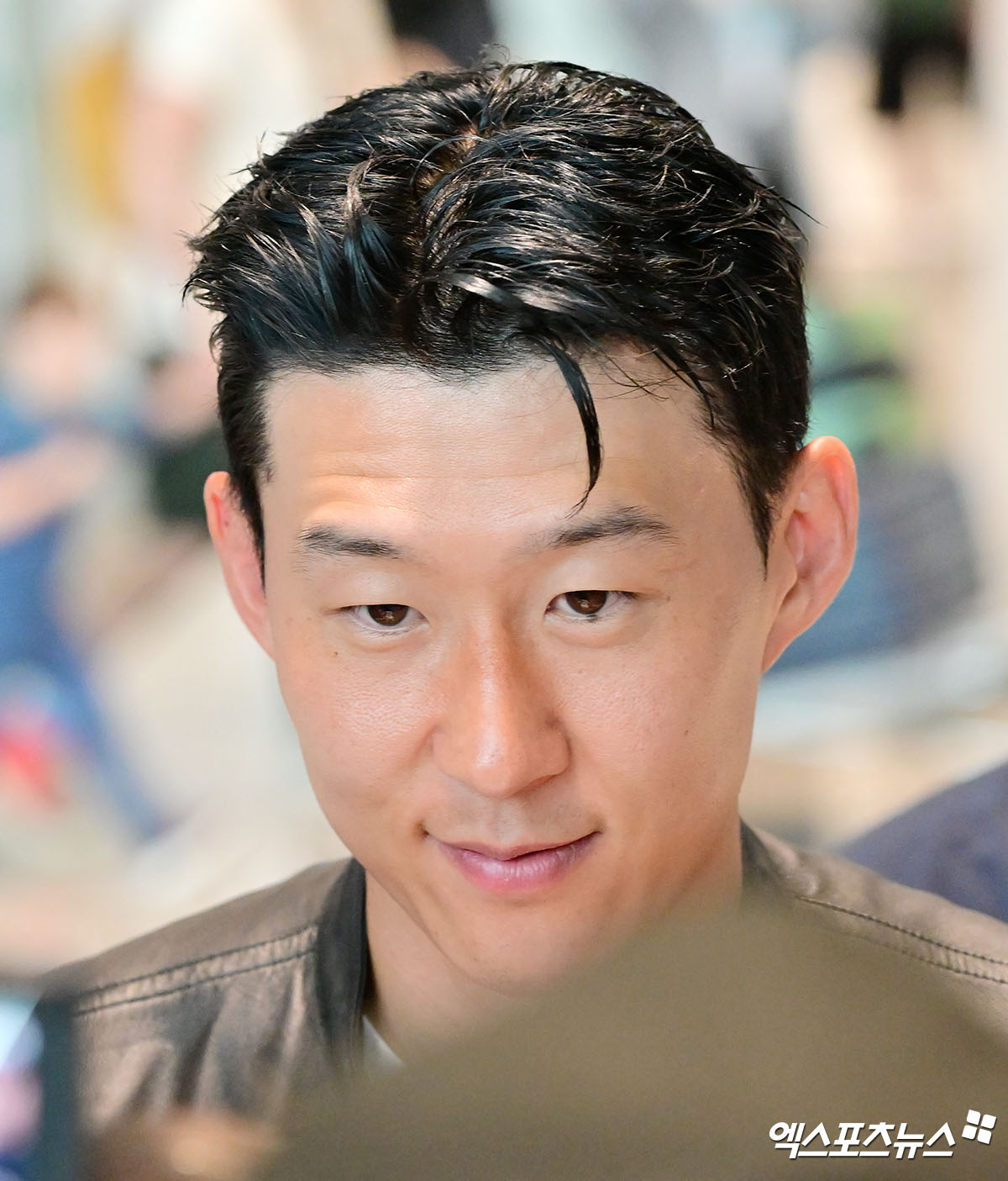 팬서비스가 좋기로 소문 난 손흥민이지만 이날 만큼은 '역대급'이었다. 곧 전 소속팀이 될 토트넘 홋스퍼 유니폼 혹은 아직은 주장을 맡고 있는 대한민국 축구대표팀 셔츠 등을 갖고 나타난 팬들의 기다림에 화답했다. 200여명 정도에게 사인을 해주거나 사진 촬영에 응하며 눈을 맞췄다. 손흥민이 새 팀 로스앤젤레스(LA) FC 입단을 위해 출국했다. 사진 인천공항, 김한준 기자