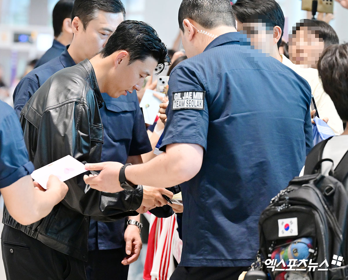 팬서비스가 좋기로 소문 난 손흥민이지만 이날 만큼은 '역대급'이었다. 곧 전 소속팀이 될 토트넘 홋스퍼 유니폼 혹은 아직은 주장을 맡고 있는 대한민국 축구대표팀 셔츠 등을 갖고 나타난 팬들의 기다림에 화답했다. 200여명 정도에게 사인을 해주거나 사진 촬영에 응하며 눈을 맞췄다. 손흥민이 새 팀 로스앤젤레스(LA) FC 입단을 위해 출국했다. 사진 인천공항, 김한준 기자