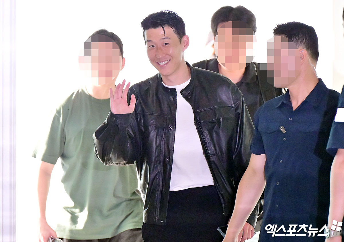 팬서비스가 좋기로 소문 난 손흥민이지만 이날 만큼은 '역대급'이었다. 곧 전 소속팀이 될 토트넘 홋스퍼 유니폼 혹은 아직은 주장을 맡고 있는 대한민국 축구대표팀 셔츠 등을 갖고 나타난 팬들의 기다림에 화답했다. 200여명 정도에게 사인을 해주거나 사진 촬영에 응하며 눈을 맞췄다. 손흥민이 새 팀 로스앤젤레스(LA) FC 입단을 위해 출국했다. 사진 인천공항, 김한준 기자