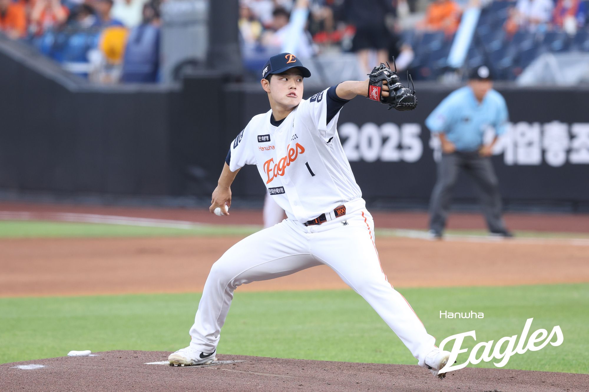 한화 이글스 문동주는 5일 대전 한화생명 볼파크에서 열린 2025 신한 SOL Bank KBO리그 KT 위즈와의 홈경기에서 선발투수로 등판, 직구 최고 시속 160.7km를 기록하는 등 7이닝 2피안타 1볼넷 10탈삼진 무실점으로 완벽투를 펼쳤다. 한화 이글스