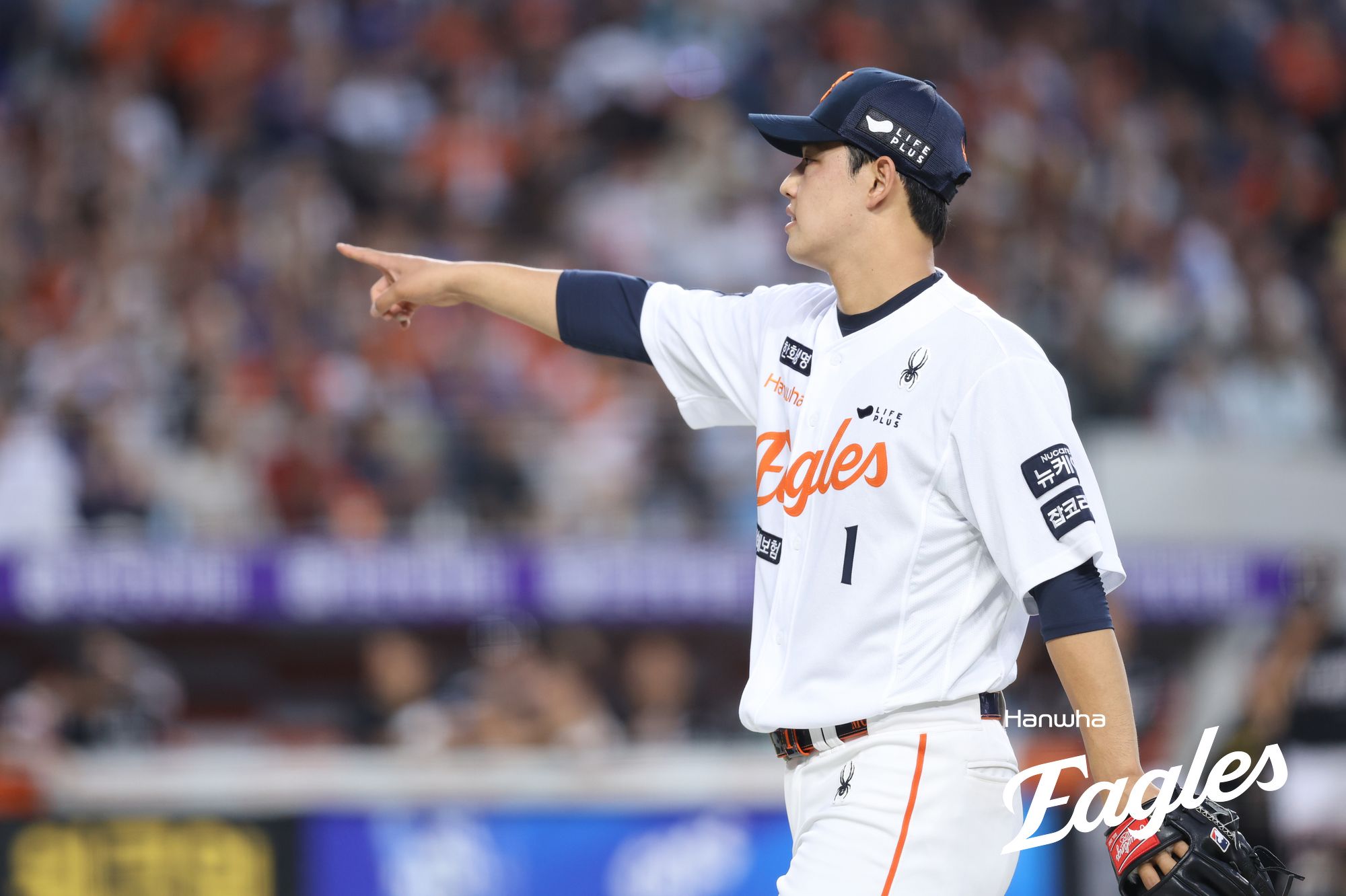 한화 이글스 문동주는 5일 대전 한화생명 볼파크에서 열린 2025 신한 SOL Bank KBO리그 KT 위즈와의 홈경기에서 선발투수로 등판, 직구 최고 시속 160.7km를 기록하는 등 7이닝 2피안타 1볼넷 10탈삼진 무실점으로 완벽투를 펼쳤다. 한화 이글스