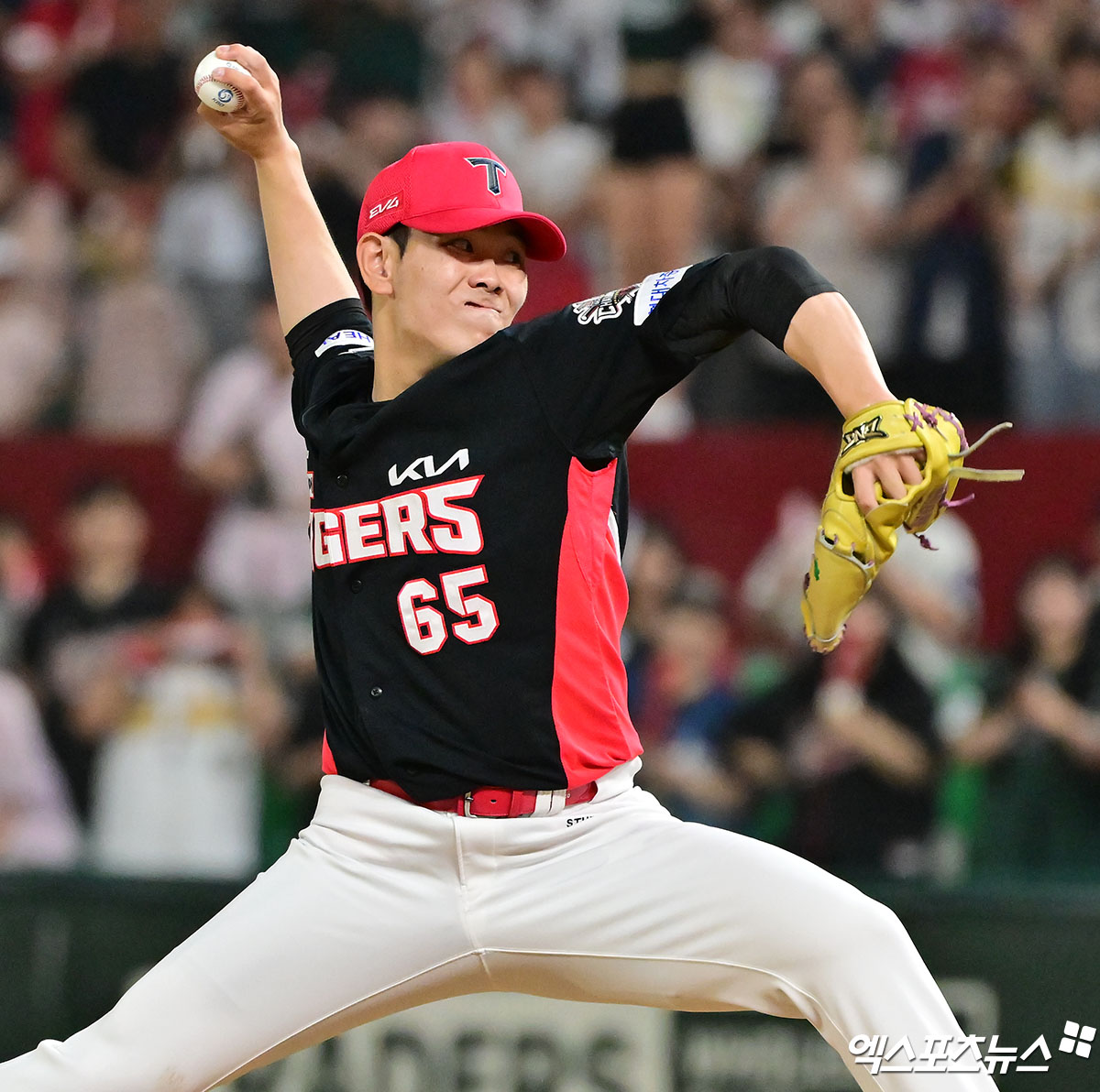 KIA 타이거즈 우완 성영탁이 5일 부산 사직야구장에서 열린 2025 신한 SOL Bank KBO리그 롯데 자이언츠와의 팀 간 13차전에서 1이닝 무실점 홀드를 기록, 팀 3연승에 힘을 보탰다. 사진 엑스포츠뉴스 DB