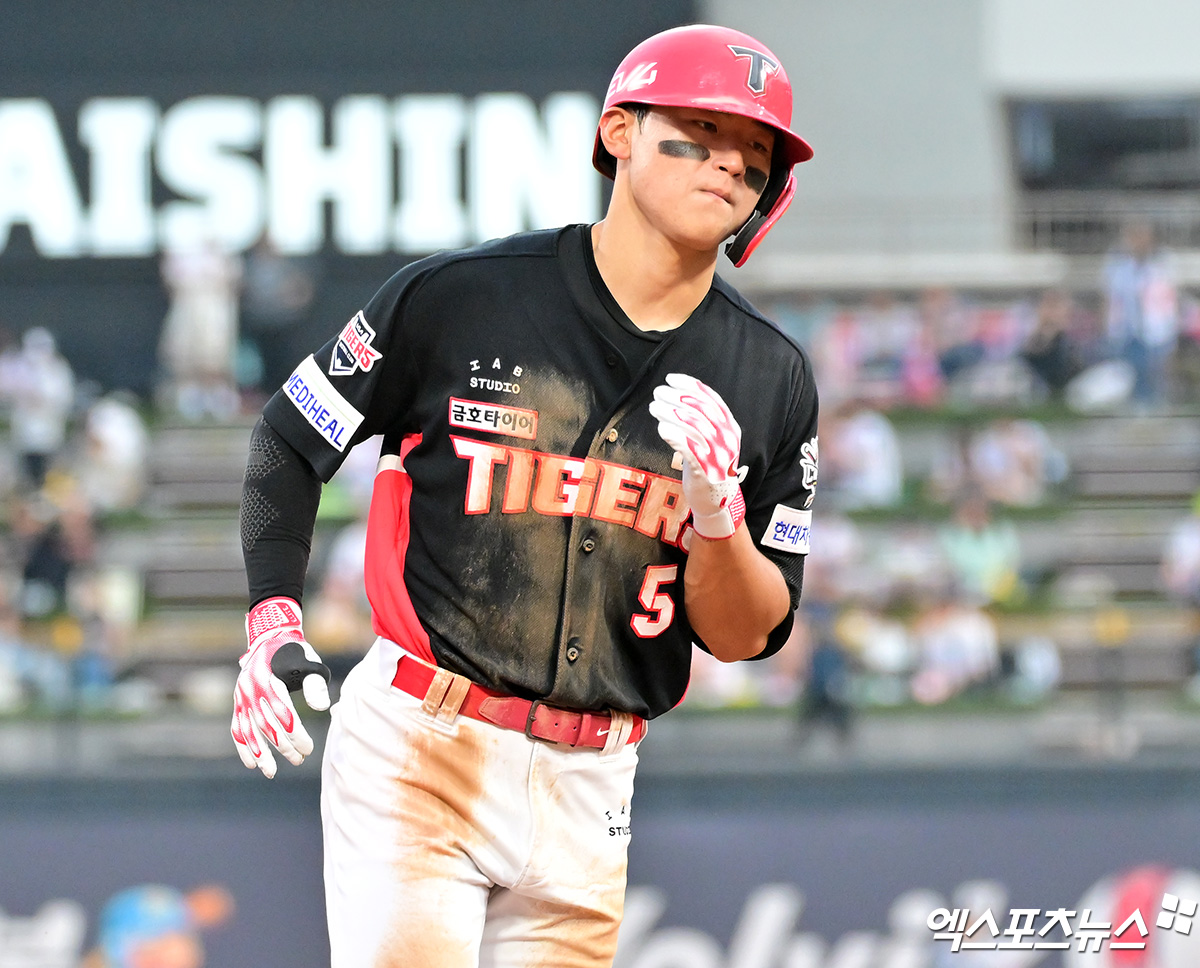 KIA 타이거즈 내야수 김도영이 5일 부산 사직야구장에서 열린 2025 신한 SOL Bank KBO리그 롯데 자이언츠와의 팀 간 13차전에 3번타자 겸 3루수로 선발출전했다. 지난 5월 27일 키움 히어로즈전 부상 이후 70일 만에 1군 게임을 소화했다. 사진 엑스포츠뉴스 DB