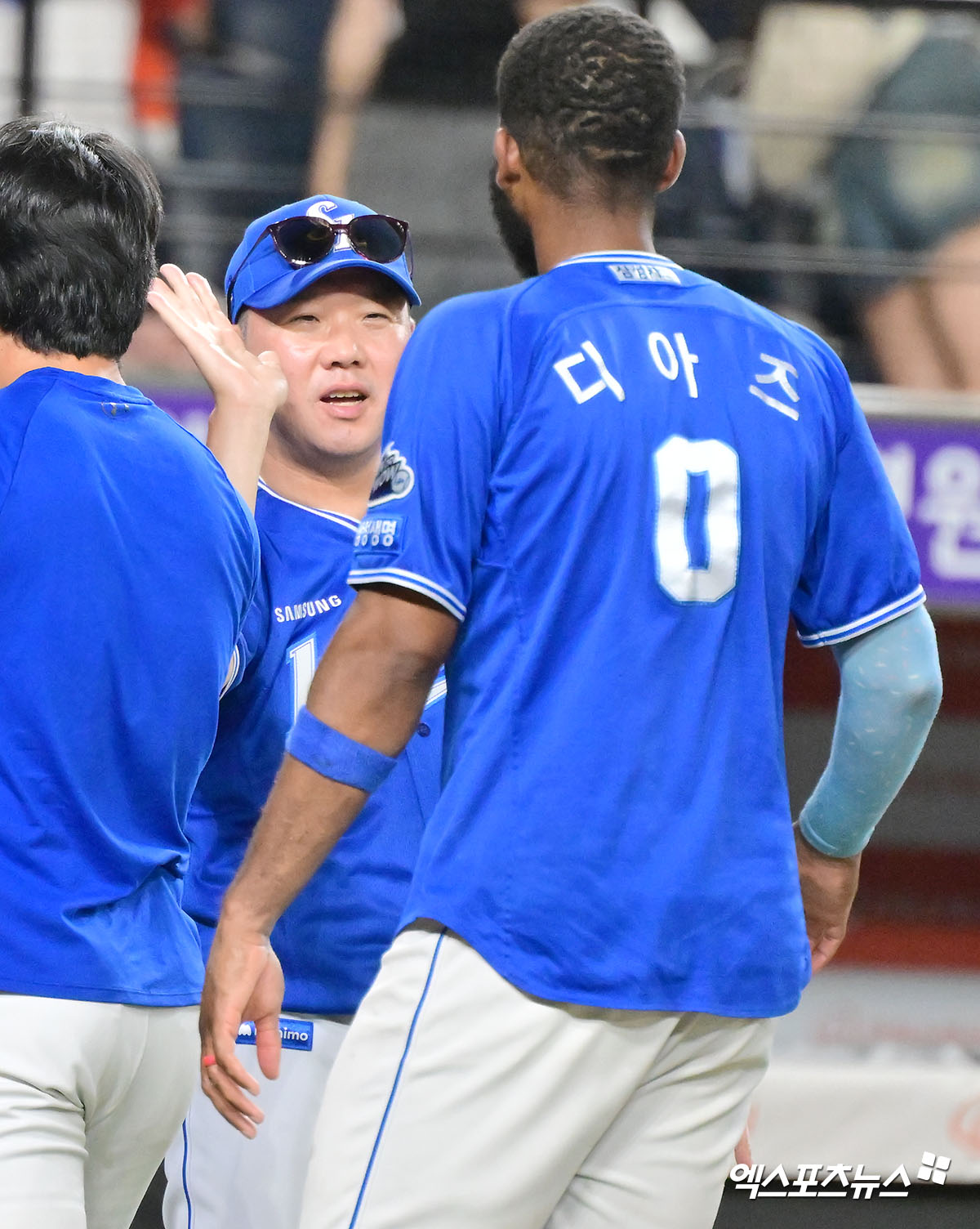 삼성 라이온즈 박진만 감독과 르윈 디아즈가 올해 정규시즌 경기에서 승리한 뒤 하이파이브하고 있다. 엑스포츠뉴스 DB