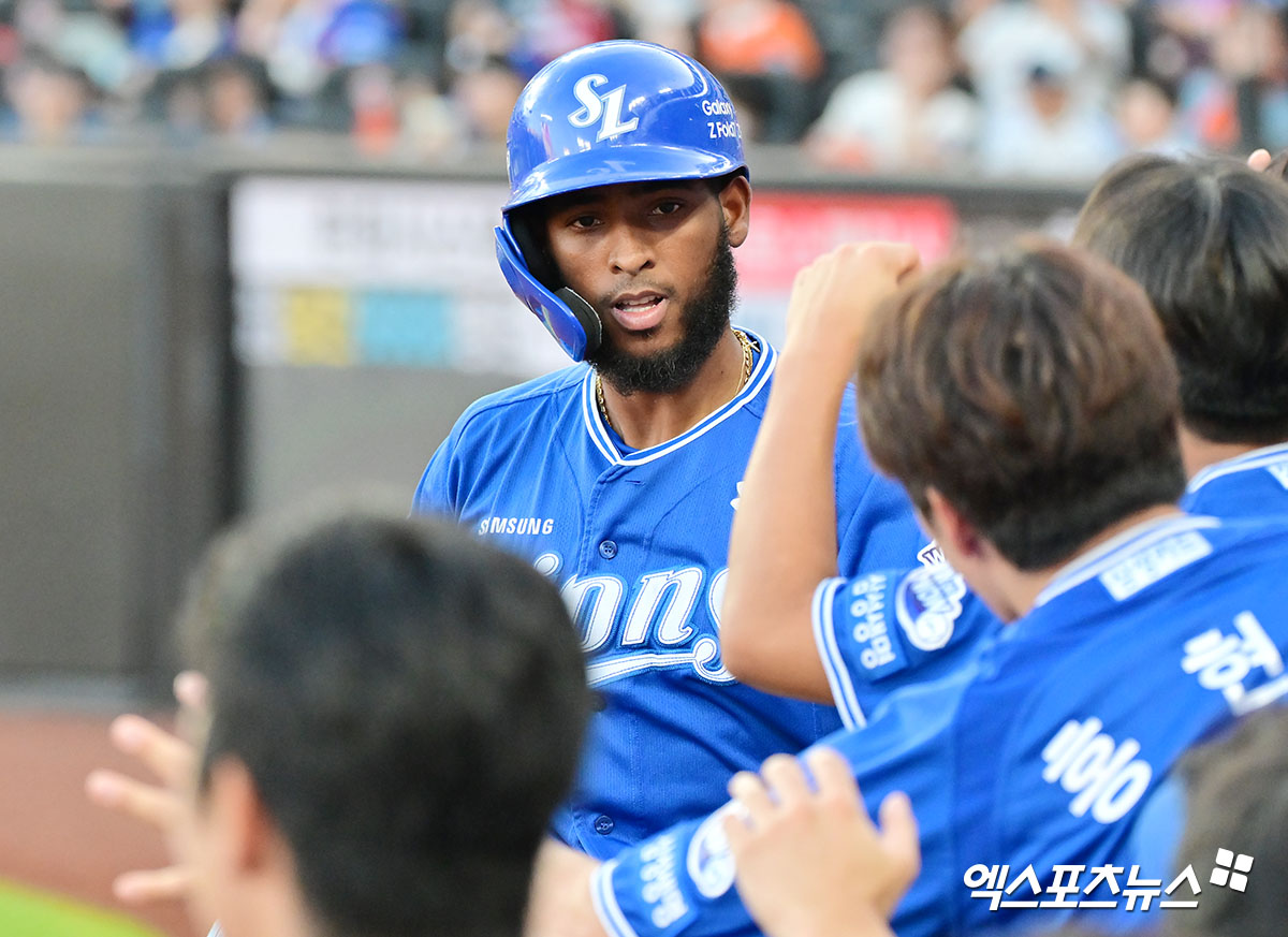 삼성 라이온즈 르윈 디아즈가 올해 정규시즌 경기에 출전해 홈런을 친 뒤 득점 후 동료들과 하이파이브하고 있다. 엑스포츠뉴스 DB